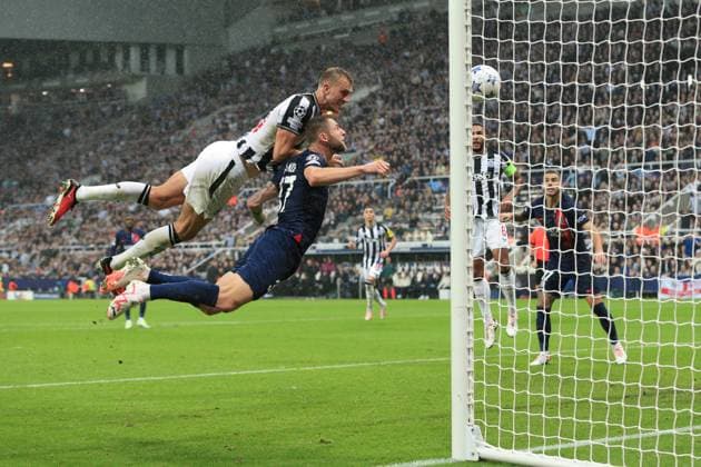 Newcastle United gegen Paris Saint Germain 04. Oktober 2023, Newcastle upon Tyne UEFA Champions™s League Fußball Gruppe F Newcastle United gegen Paris Saint Germain Dan Burn von Newcastle United erzielt sein zweites Tor Foto von Daniel Chesterton Newcastle upon Tyne UK  Copyright: xDanielxChestertonxOffside