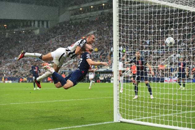 Newcastle United gegen Paris Saint Germain 04. Oktober 2023, Newcastle upon Tyne UEFA Champions™s League Fußball Gruppe F Newcastle United gegen Paris Saint Germain Dan Burn von Newcastle United erzielt sein zweites Tor Foto von Daniel Chesterton Newcastle upon Tyne UK  Copyright: xDanielxChestertonxOffside