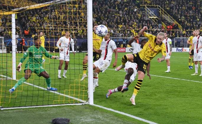 Marco Reus Borussia Dortmund , re , narrowly fails toj Yunus Musah AC Milan 04 10 2023, Football Champions League, 2023 2024 season, preliminary round, matchday 2, Borussia Dortmund AC Milan Dortmund Signal Iduna Park Nordrhein Westfalen Germany Team2