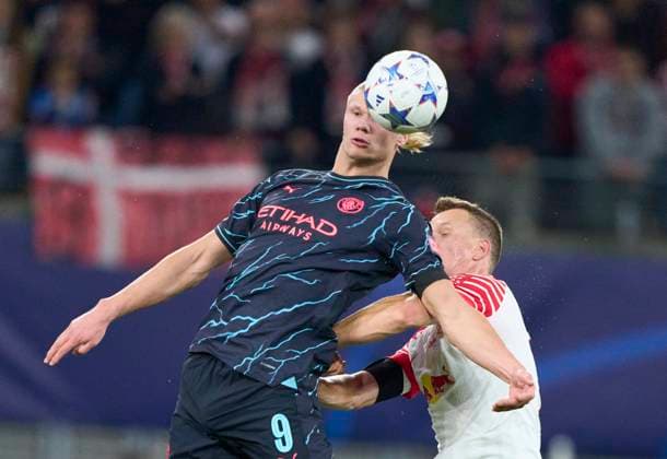 Erling Haaland, MANCITY 9 compete for the ball, tackling, duel, header, zweikampf, action, fight against Lukas KLOSTERMANN, RB Leipzig 16 in the group G stage match RB LEIPZIG - MANCHESTER CITY of football UEFA Champions League in season 2023 2024 in Leipzig, Oct 4, 2023. Gruppenphase, , RBL, Red Bull