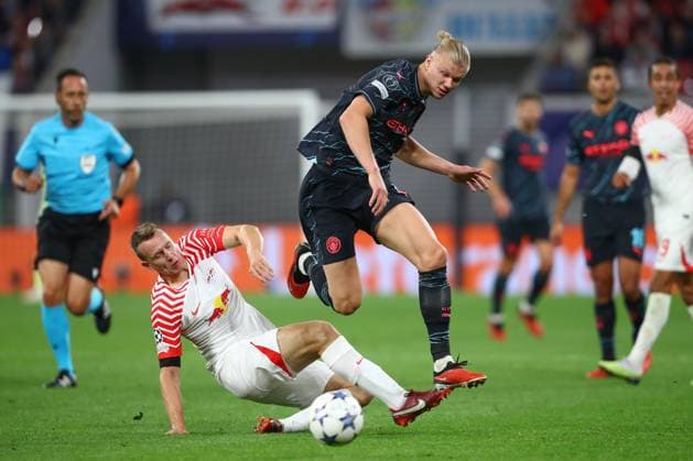04 10 2023, xtgx, football UEFA Champions League, RB Leipzig Manchester City emspor, v l Lukas Klostermann Leipzig, 16 , Erling Haarland Manchester City, 9 duel, duel, fight, tackle DFL DFB REGULATES PROHIBIT ANY USE OF PHOTOGRAPHS AS IMAGE SEQUENCES AND OR QUASI VIDEO Leipzig