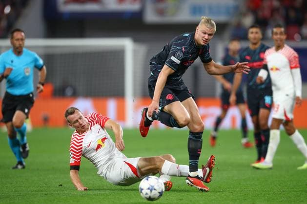 04 10 2023, xtgx, football UEFA Champions League, RB Leipzig Manchester City emspor, v l Lukas Klostermann Leipzig, 16 , Erling Haarland Manchester City, 9 duel, duel, fight, tackle DFL DFB REGULATES PROHIBIT ANY USE OF PHOTOGRAPHS AS IMAGE SEQUENCES AND OR QUASI VIDEO Leipzig