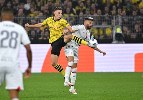Nico Schlotterbeck Borussia Dortmund , li , vs Olivier Giroud AC Milan 04 10 2023, Football Champions League, 2023 2024 season, preliminary round, matchday 2, Borussia Dortmund AC Milan Dortmund Signal Iduna Park Nordrhein Westfalen Germany Team2