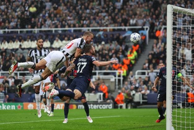 Sport Bilder des Tages Newcastle United v Paris Saint-Germain UEFA Champions League Dan Burn of Newcastle United scores the second goal for his team during the UEFA Champions League Group F match at St. James s Park, Newcastle Copyright: xAndyxSumnerx FIL-19060-0044 UK Newspapers OUT