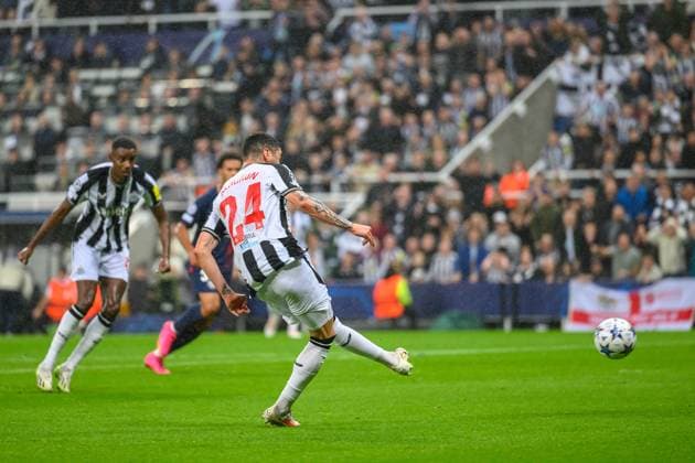 Newcastle United v Paris Saint-Germain Champions League 04 10 2023 GOAL 1-0 Miguel Almiron of Newcastle scores the opening goal during the Champions League match between Newcastle United and Paris Saint-Germain at St. James Park, Newcastle, England on 4 October 2023. Newcastle St. James s Park Tyne and Wear England Editorial use only , Copyright: xMalcolmxMackenziex PSI-18154-0011