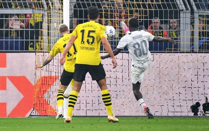 Football, Champions League, Germany, Men, 2023 2024 season, Matchday 2, Signal Iduna Park Dortmund Bor Dortmund AC Milan Yunus Musah ACM saves from Marco Reus BVB action UEFA REGULATES PROHIBIT ANY USE OF PHOTOGRAPHS AS IMAGE SEQUENCES AND OR QUASI VIDEO