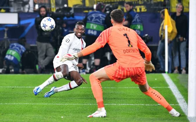 Football, Champions League, Germany, Men, Season 2023 2024, Matchday 2, Signal Iduna Park Dortmund Bor Dortmund AC Milan Rafael Leao ACM , Gregor Kobel BVB Action UEFA REGULATES PROHIBIT ANY USE OF PHOTOGRAPHS AS IMAGE SEQUENCES AND OR QUASI VIDEO