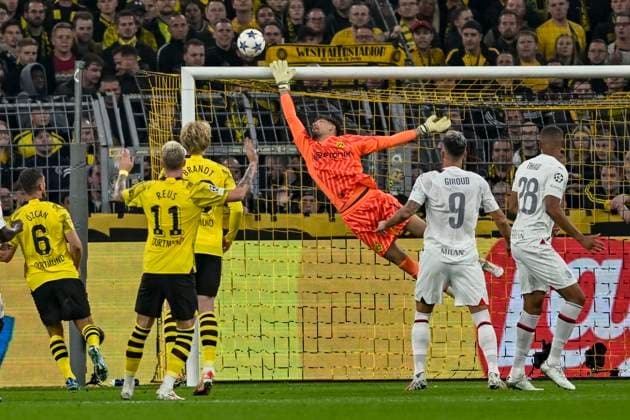 Penalty area scene, Gregor Kobel 1, Borussia Dortmund saves on goal chance from AC Milan 04 10 2023 Football, Champions League, Borussia Dortmund vs AC Milan, Signal Iduna Park, Dortmund, NRW Germany Copyright: xpepphotox xHorstxMauelshagenx pep00321, pep_20231004_hm
