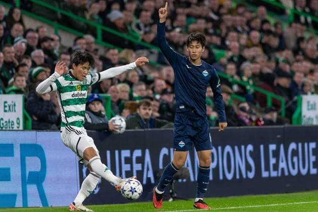 Celtic v SS Lazio Champions League 04 10 2023. Hyunjun Yang of Celtic FC & Daichi Kamada of SS Lazio during the Champions League match between Celtic and SS Lazio at Celtic Park, Glasgow, Scotland on 4 October 2023. Editorial use only , Copyright: xColinxPoultneyx PSI-18177-0008