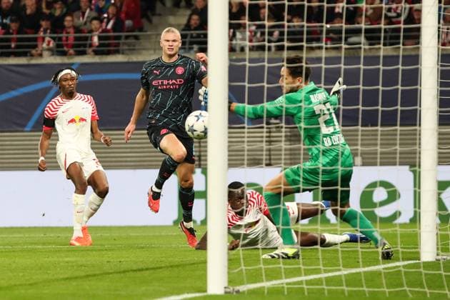 Erling Haaland Manchester City,9 vs Castello Lukeba RB Leipzig,23 , Mohamed Simakan RB Leipzig,2 , Goalkeeper Janis Blaswich RB Leipzig,21 Champions League Season 2023 2024 Group G RB Leipzig vs Manchester City at Red Bull Arena in Leipzig Action,Football,Germany,Man,Men,04 10 2023