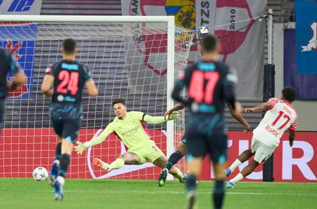 Lois Openda, RB Leipzig 17 scores, shoots goal , Tor, Treffer, Torschuss, 1-1 in the group G stage match RB LEIPZIG - MANCHESTER CITY of football UEFA Champions League in season 2023 2024 in Leipzig, Oct 4, 2023. Gruppenphase, , RBL, Red Bull