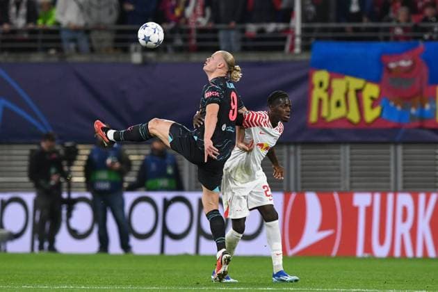 Football, Men, 2023 2024 season, UEFA Champions League Group G, Matchday 2 , RB Leipzig Manchester City, v l Erling Haaland Manchester City and Castello Lukeba RB Leipzig in duel, battle for the ball, 04 10 2023, Copyright: xSebastianxRäppold MatthiasxKochx