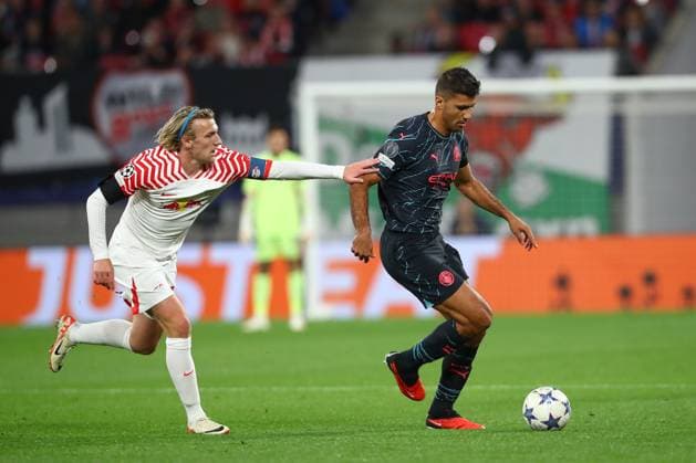 04 10 2023, xtgx, football UEFA Champions League, RB Leipzig Manchester City emspor, v l Emil Forsberg Leipzig, 10 , Rodri Manchester City, 16 duel, duel, fight, tackle DFL DFB REGULATES PROHIBIT ANY USE OF PHOTOGRAPHS as IMAGE SEQUENCES and or QUASI VIDEO Leipzig