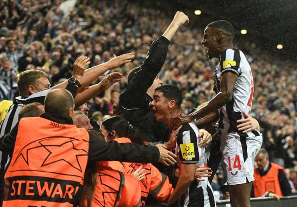 Sport Bilder des Tages Goalscorer Miguel Almiron of Newcastle United celebrates his goal with Alexander Isak of Newcastle United and supporters during the UEFA Champions League match between Newcastle United and Paris Saint Germain at St. James s Park, Newcastle, England on 4 October 2023. Copyright: xAndyxRowlandx PMI-5817-0016