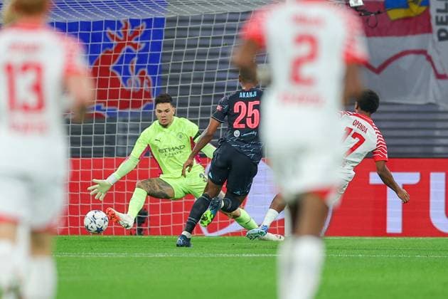 RB Leipzig Manchester City Champions League Leipzig, 04 10 2023, Red Bull Arena, football, men, 2023 2024 season, UEFA Champions League, group stage, matchday 2 , RB Leipzig Manchester City , In the picture goal for Leipzig, Lois Openda 17, RB Leipzig scores to 1 1 against goalkeeper Ederson 31, Manchester ,