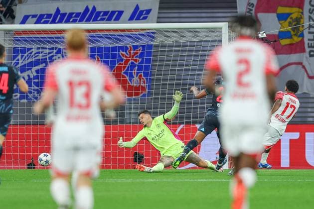 RB Leipzig Manchester City Champions League Leipzig, 04 10 2023, Red Bull Arena, football, men, 2023 2024 season, UEFA Champions League, group stage, matchday 2 , RB Leipzig Manchester City , In the picture goal for Leipzig, Lois Openda 17, RB Leipzig scores to 1 1 against goalkeeper Ederson 31, Manchester ,