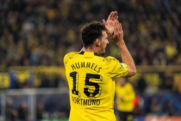 GER, Champions League BV Borussia Dortmund vs AC Milan Milan 04 10 2023, Signal Iduna Park, Dortmund, GER, Champions League BV Borussia Dortmund vs AC Milan Milan In picture Mats Hummels BV Borussia Dortmund, 15 claps hands, cheers nordphotoxGmbHxx xChristianxSchulze nph000300