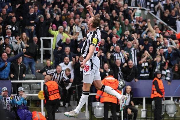 UEFA Champions League Newcastle United v Paris Saint-Germain Sean Longstaff 36 of Newcastle United celebrates his goal to make it 3-0 during the UEFA Champions League match Newcastle United vs Paris Saint-Germain at St. James s Park, Newcastle, United Kingdom, 4th October 2023 (Photo by Mark Cosgrove News Images) Newcastle St. James s Park Tyne and Wear United Kingdom Copyright: xMarkxCosgrove NewsxImagesx
