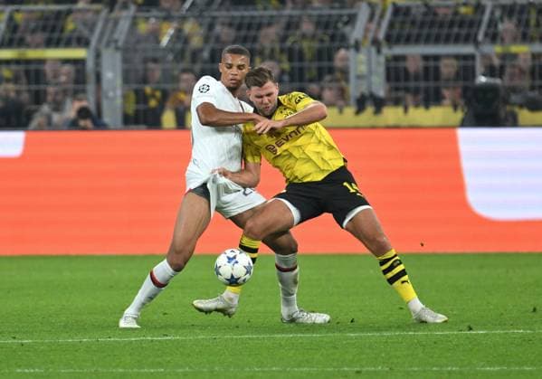 Niclas Füllkrug Borussia Dortmund , re , against Malick Thiaw AC Milan 04 10 2023, Football Champions League, season 2023 2024, preliminary round, matchday 2, Borussia Dortmund AC Milan Dortmund Signal Iduna Park Nordrhein Westfalen Germany Team2
