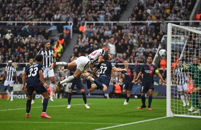 Dan Burn of Newcastle United scores his teams 2nd goal during the UEFA Champions League match between Newcastle United and Paris Saint Germain at St. James s Park, Newcastle, England on 4 October 2023. Copyright: xAndyxRowlandx PMI-5817-0020