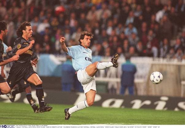 FOOTBALL LAZIO-ROMA INTER-MILANO FOOTBALL LAZIO-ROMA INTER-MILANO MANCINI ROBERTO ACTION COLONNESE FRANCESCO ACTION FOOTBALL VOETBAL LAZIO ROMA INTER MILANO FINALE COUPE UEFA ISO !IM 334133 SPORT SPORT SPORT SP PARIS FRANCE  Copyright: xISOxSPORTx 9780