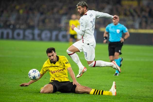 UEFA Champions League, Borussia Dortmund AC Milan, 04 10 2023 Mats Hummels Borussia Dortmund, 15 in duel with Theo Hernandez AC Milan, 19 , UEFA Champions League, Borussia Dortmund AC Milan, 2 group match, on 4 10 2023, Signal Iduna Park, Dortmund UEFA regulations prohibit any use of photographs as image sequences and or quasi video Copyright: xBEAUTIFULxSPORTS Meuselx
