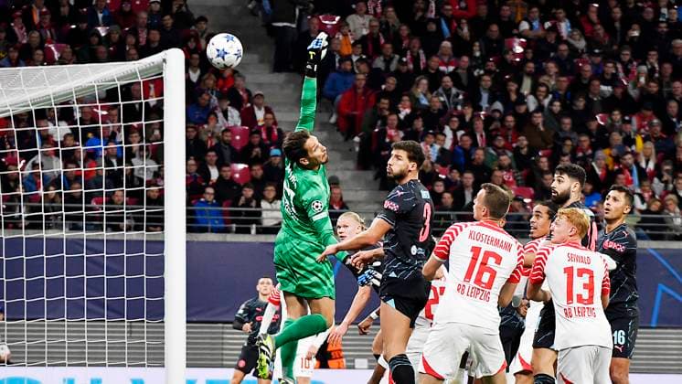 Soccer UEFA Champions League, season 2023 2024, group stage, matchday 2, RB Leipzig vs Manchester City 04 10 2023 Free kick Phil Foden left back Manchester City, back number 47 during the match RB Leipzig vs Manchester City 04 10 2023 The ball hits the crossbar, Janis Blaswich Goalkeeper RB Leipzig, back number 21, 21 cant get to the ball Ruben Dias Center back Manchester City, back number 3 , Lukas Klostermann Right back RB Leipzig, back number 16, 16 , Yussuf Poulsen Center back RB Leipzig, back number 9, 9 , Josko Gvardiol Center back Manchester City, back number 24 , Nicolas Seiwald Central midfield RB Leipzig, back number 13, 25 , Rodri Defensive midfield Manchester City, back number 16 look after the ball Leipzig Saxony Germany Red Bull Arena