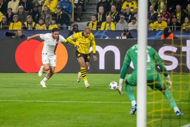 Davide Calabria AC Milan, 02 , Donyell Malen Borussia Dortmund, 21 GER, Borussia Dortmund vs AC Milan, football, UEFA Champions League, Matchday 2, Season 2023 2024, 04 10 2023, Borussia Dortmund vs AC Milan, football, UEFA Champions League, Matchday 2, Season 2023 2024, 04 10 2023 Dortmund Copyright: xEibner-Pressefoto HeshamxElsherix EP_HEF