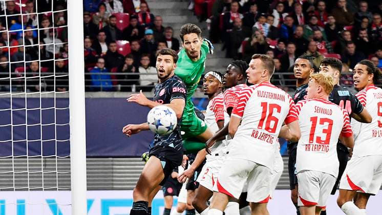 Soccer UEFA Champions League, season 2023 2024, group stage, matchday 2, RB Leipzig vs Manchester City 04 10 2023 Free kick Phil Foden left back Manchester City, back number 47 during the match RB Leipzig vs Manchester City 04 10 2023 The ball hits the crossbar, Janis Blaswich Goalkeeper RB Leipzig, back number 21, 21 cant get to the ball Ruben Dias Center back Manchester City, back number 3 , Lukas Klostermann Right back RB Leipzig, back number 16, 16 , Yussuf Poulsen Center back RB Leipzig, back number 9, 9 , Josko Gvardiol Center back Manchester City, back number 24 , Nicolas Seiwald Central midfield RB Leipzig, back number 13, 25 , Rodri Defensive midfield Manchester City, back number 16 look after the ball Leipzig Saxony Germany Red Bull Arena