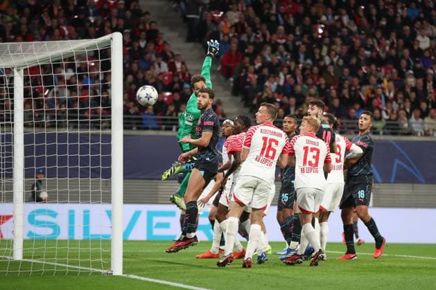 04 10 2023, xtgx, football UEFA Champions League, RB Leipzig Manchester City emspor, v l ball hits the crossbar DFL DFB REGULATIONS PROHIBIT ANY USE OF PHOTOGRAPHS as IMAGE SEQUENCES and or QUASI VIDEO Leipzig