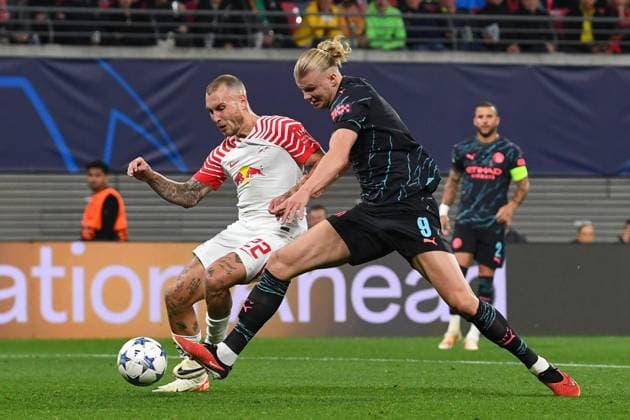 Football, Men, 2023 2024 season, UEFA Champions League Group G, Matchday 2 , RB Leipzig Manchester City, v l David Raum RB Leipzig and Erling Haaland Manchester City in duel, battle for the ball, 04 10 2023, Copyright: xSebastianxRäppold MatthiasxKochx