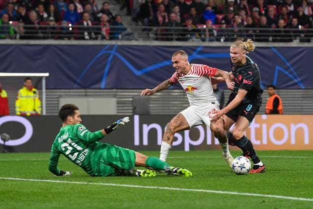 Football, Men, Season 2023 2024, UEFA Champions League Group G, Matchday 2 , RB Leipzig Manchester City, f l Goalkeeper Janis Blaswich RB Leipzig , David Raum RB Leipzig and Erling Haaland Manchester City in duel, battle for the ball, 04 10 2023, Copyright: xSebastianxRäppold MatthiasxKochx