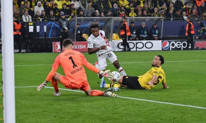 Samuel Chukwueze AC Milan fails to score on goalkeeper Gregor Kobel Borussia Dortmund , right Ramy Bensebaini Borussia Dortmund 04 10 2023, Football Champions League, 2023 2024 season, preliminary round, 2 matchday, Borussia Dortmund AC Milan Dortmund Signal Iduna Park Nordrhein Westfalen Germany Team2