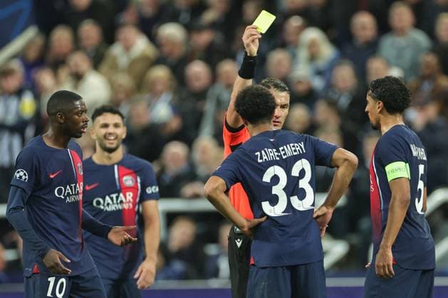 UEFA Champions League Newcastle United v Paris Saint-Germain Warren Zaire-Emery 33 of Paris Saint-Germain receives a yellow card from referee Istvan Kovacs during the UEFA Champions League match Newcastle United vs Paris Saint-Germain at St. James s Park, Newcastle, United Kingdom, 4th October 2023 (Photo by Mark Cosgrove News Images) Newcastle St. James s Park Tyne and Wear United Kingdom Copyright: xMarkxCosgrove NewsxImagesx