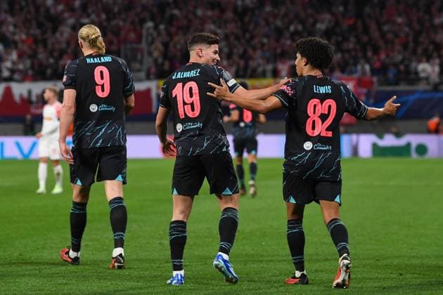 Football, Men, 2023 2024 season, UEFA Champions League Group G, Matchday 2 , RB Leipzig Manchester City, v l Erling Haaland Manchester City , Julian Alvarez Manchester City and Rico Lewis Manchester City goal celebration, cheer after scoring 1 2, 04 10 2023, Copyright: xSebastianxRäppold MatthiasxKochx