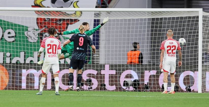 RB Leipzig Manchester City Champions League Leipzig, 04 10 2023, Red Bull Arena, Champions League, Group G , RB LEIPZIG vs MANCHESTER CITY FC , goal for Manchester to lead 2 1 In the picture goalkeeper Janis Blaswich 21, RB Leipzig concedes the goal by goal scorer Julian Alvarez not in the picture, Manchester , Picture Point
