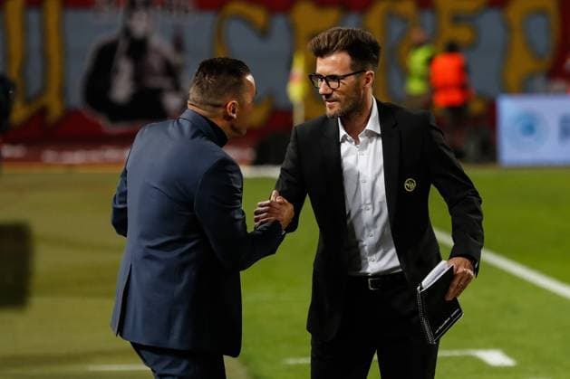 BELGRADE, SERBIA OCTOBER 4 head coach Raphael Wicky of Young Boys R with head coach Barak Bakhar of Crvena zvezda L during the UEFA Champions League Group Stage Group G match between FK Crvena zvezda and Young Boys at Stadion Rajko Mitic on October 4, 2023 in Belgrade, Serbia Belgrade Stadion Rajko Mitic Serbia Copyright: xJustPictures.ch NikolaxKrsticx jp-en-EuSpIm-_G8I2708 20231004