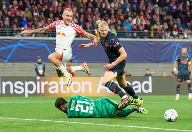 David Raum, RB Leipzig 22 Janis Blaswich, RB Leipzig 21 compete for the ball, tackling, duel, header, zweikampf, action, fight against Erling Haaland, MANCITY 9 in the group G stage match RB LEIPZIG - MANCHESTER CITY of football UEFA Champions League in season 2023 2024 in Leipzig, Oct 4, 2023. Gruppenphase, , RBL, Red Bull