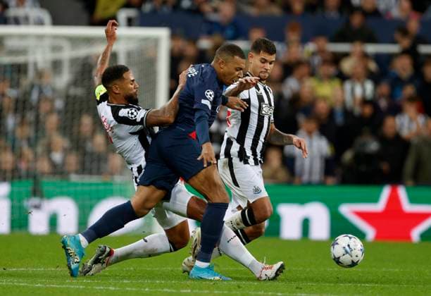 Newcastle United FC v Paris Saint-Germain: Group F - UEFA Champions League 2023 24 Jamaal Lascelles and Bruno Guimaraes of Newcastle United and Kylian Mbappe challenge during the UEFA Champions League match between Newcastle United and Paris Saint-Germain at St. James Park on October 4, 2023 in Newcastle Upon Tyne, England. Newcastle St. James Park England United Kingdom Copyright: xRichardxSellers Sportsphoto APLx 13956142