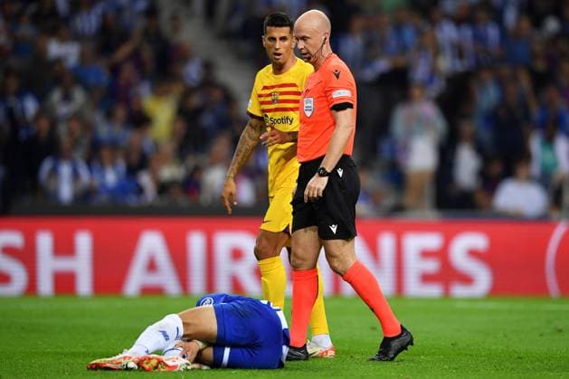 Estadio do Dragao Referee Anthony Taylor (ENG), talks to Joao Cancelo from Barcelona, during the match between Porto and Barcelona, in the 2nd round of Group H of the UEFA Champions League 2023 2024 at Estadio do Dragao this Wednesday, 04. 30761 (Daniel Castro SPP) Copyright: xDanielxCastrox xSPPx spp-en-DaCa-DVC_2721