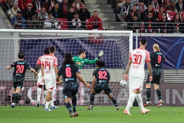 Goal scorer Julian Alvarez Manchester City,19 scores 1 2, here goalkeeper Janis Blaswich RB Leipzig,21 stretches in vain Champions League season 2023 2024 Group G RB Leipzig vs Manchester City at the Red Bull Arena in Leipzig action,football,Germany,man,men,04 10 2023