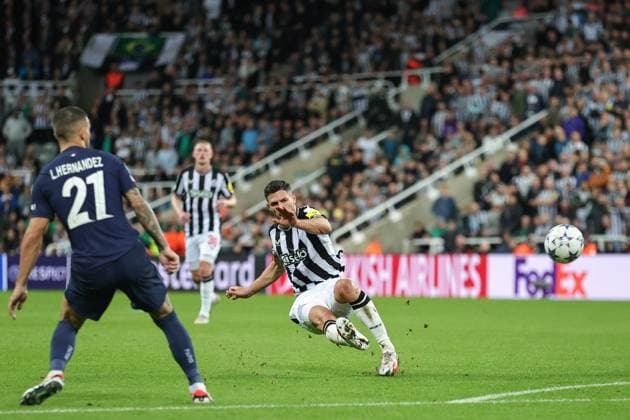 UEFA Champions League Newcastle United v Paris Saint-Germain Fabian Schär 5 of Newcastle United scores a goal to make it 4-1 during the UEFA Champions League match Newcastle United vs Paris Saint-Germain at St. James s Park, Newcastle, United Kingdom, 4th October 2023 (Photo by Mark Cosgrove News Images) Newcastle St. James s Park Tyne and Wear United Kingdom Copyright: xMarkxCosgrove NewsxImagesx