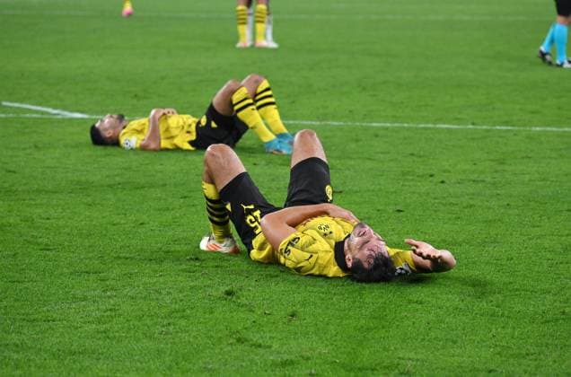 Mats Hummels Borussia Dortmund , front, and Emre Can Borussia Dortmund after the final whistle 04 10 2023, Football Champions League, 2023 2024 season, preliminary round, matchday 2, Borussia Dortmund AC Milan Dortmund Signal Iduna Park Nordrhein Westfalen Germany. Team2