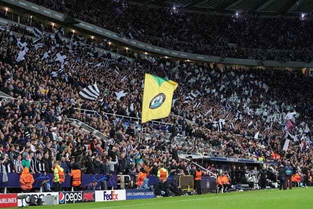 UEFA Champions League Newcastle United v Paris Saint-Germain Newcastle United fans wave flags during the UEFA Champions League match Newcastle United vs Paris Saint-Germain at St. James s Park, Newcastle, United Kingdom, 4th October 2023 (Photo by Mark Cosgrove News Images) Newcastle St. James s Park Tyne and Wear United Kingdom Copyright: xMarkxCosgrove NewsxImagesx