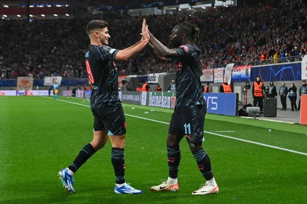 Football, Men, 2023 2024 season, UEFA Champions League Group G, Matchday 2 , RB Leipzig Manchester City, v l Julian Alvarez Manchester City and Jeremy Doku Manchester City goal celebration, cheer after scoring the 1 3, 04 10 2023, Copyright: xSebastianxRäppold MatthiasxKochx