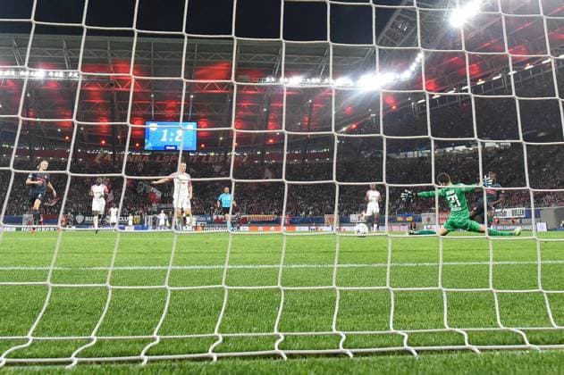 Football, Men, 2023 2024 season, UEFA Champions League Group G, Matchday 2 , RB Leipzig Manchester City, v l Jeremy Doku Manchester City scores the goal to 1 3, 04 10 2023, Copyright: xSebastianxRäppold MatthiasxKochx