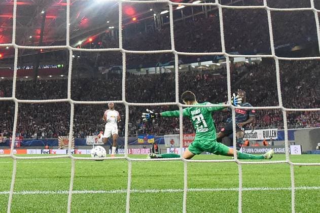 Football, Men, 2023 2024 season, UEFA Champions League Group G, Matchday 2 , RB Leipzig Manchester City, v l Jeremy Doku Manchester City scores the goal to 1 3, 04 10 2023, Copyright: xSebastianxRäppold MatthiasxKochx