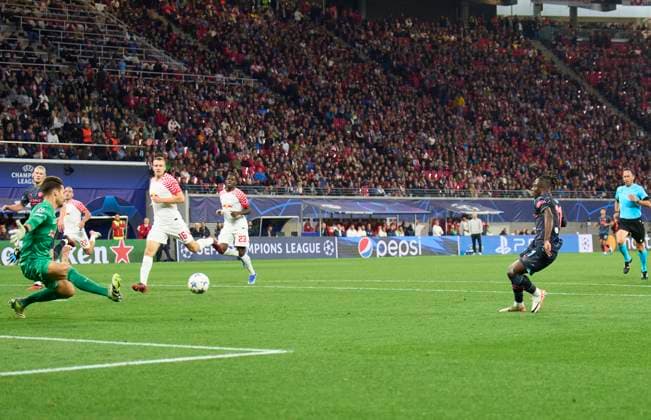 Jeremy Doku, MC 11 scores, shoots goal , Tor, Treffer, Torschuss, 1-3 in the group G stage match RB LEIPZIG - MANCHESTER CITY of football UEFA Champions League in season 2023 2024 in Leipzig, Oct 4, 2023. Gruppenphase, , RBL, Red Bull