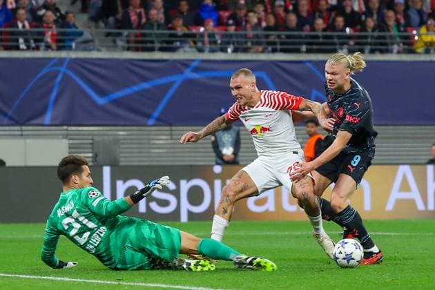 RB Leipzig Manchester City Champions League Leipzig, 04 10 2023, Red Bull Arena, football, men, 2023 2024 season, UEFA Champions League, group stage, matchday 2 , RB Leipzig Manchester City 1 3 0 1 , Pictured f l goalkeeper Janis Blaswich 21, RB Leipzig , David Raum 22, RB Leipzig and Erling Haaland 9, Manchester ,