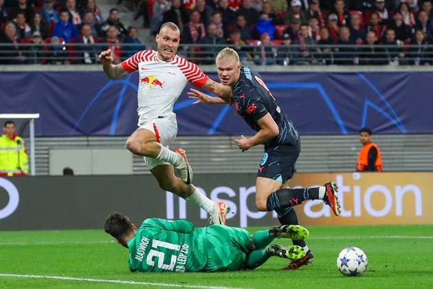 RB Leipzig Manchester City Champions League Leipzig, 04 10 2023, Red Bull Arena, football, men, 2023 2024 season, UEFA Champions League, group stage, matchday 2 , RB Leipzig Manchester City 1 3 0 1 , Pictured f l goalkeeper Janis Blaswich 21, RB Leipzig , David Raum 22, RB Leipzig and Erling Haaland 9, Manchester ,